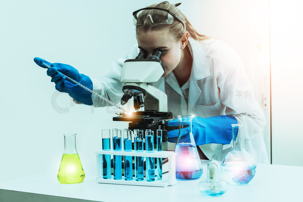 工作在化學與生化實驗室的科學家 科技研究與健康開發的前沿探索