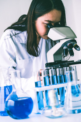 實驗室中的微光 女科學家如何以試管中的智慧驅(qū)動生物科技革新